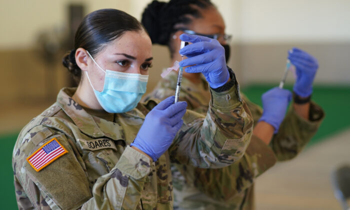 La sargento Kailee Soares prepara una dosis de la vacuna contra COVID-19 durante una campaña para vacunar a los miembros de la Guardia Nacional de Hawái asignados a la respuesta del grupo de trabajo COVID-19 en la isla de Kauai, el 12 de enero de 2021. (Guardia Nacional Aérea de EE. UU./Sargento mayor Andrew Jackson)