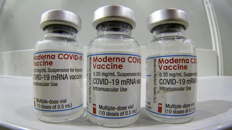 Tres viales de la "vacuna contra el COVID-19 de Moderna" en un nuevo centro de vacunación COVID-19 en el "Velodrom" en Berlín, Alemania, el 17 de febrero de 2021. (Michael Sohn/Pool/Getty Images)