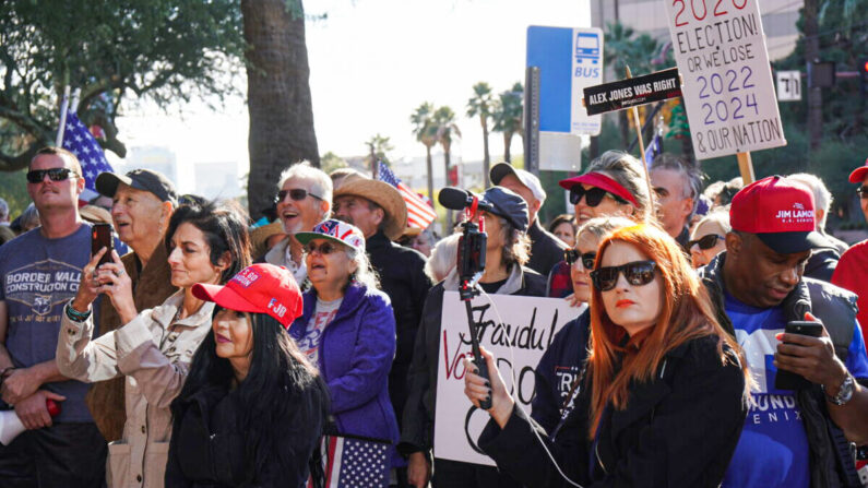 Más de 100 personas se reunieron frente al edificio de la oficina del fiscal general de Arizona, Mark Brnovich, en Phoenix, en apoyo de la integridad electoral el 17 de diciembre de 2021. (Allan Stein/The Epoch Times)