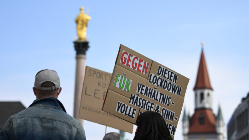 Manifestantes de los sectores empresarial y cultural exigen el fin de las medidas de confinamiento en esta foto de archivo tomada en Múnich, Alemania, el 7 de marzo de 2021. (Andreas Gebert/Getty Images)