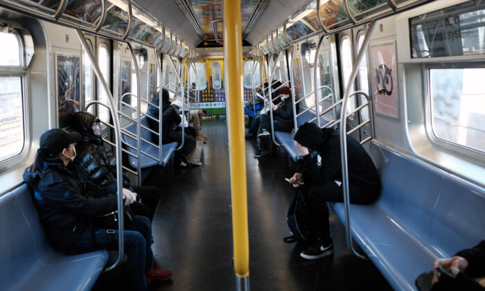 Un tren de metro en una estación de Brooklyn en la ciudad de Nueva York el 18 de noviembre de 2020. (Spencer Platt/Getty Images)