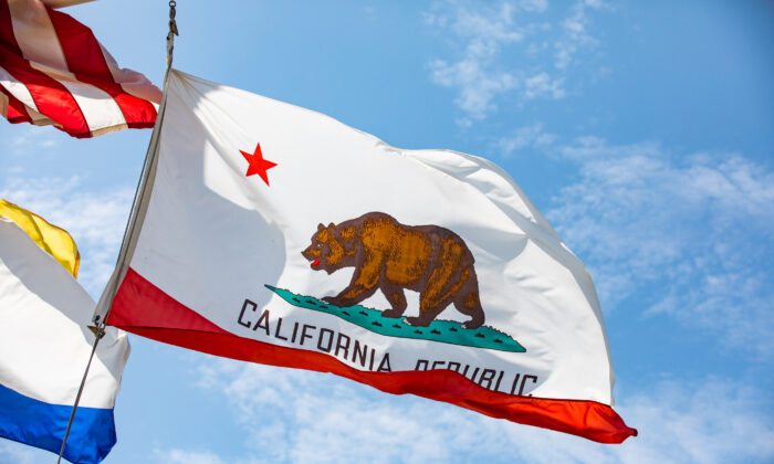 La bandera de California en el Ayuntamiento de Newport Beach, California, el 25 de agosto de 2021. (John Fredricks/The Epoch Times)