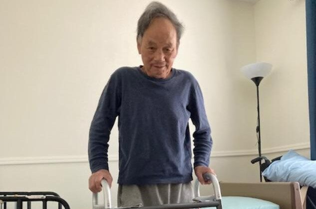 El Sr. Sun Ng, en casa de su hija, después de que se le administrara el tratamiento con ivermectina para COVID-19 a principios de noviembre. (Tom Ciesielka)