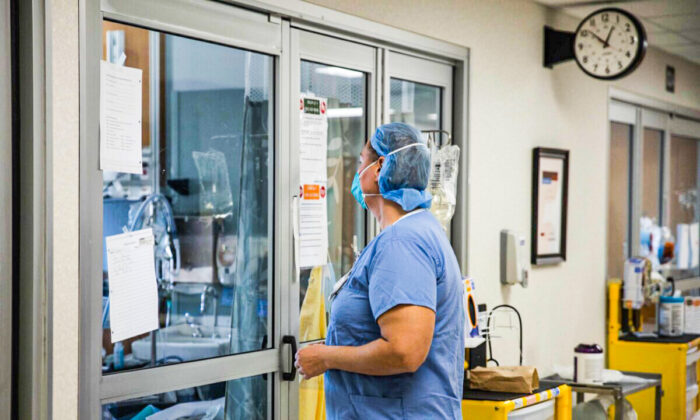 Un profesional de la salud se prepara para ingresar a la habitación de un paciente con COVID-19 en una foto de archivo. (Megan Jelinger/AFP a través de Getty Images)