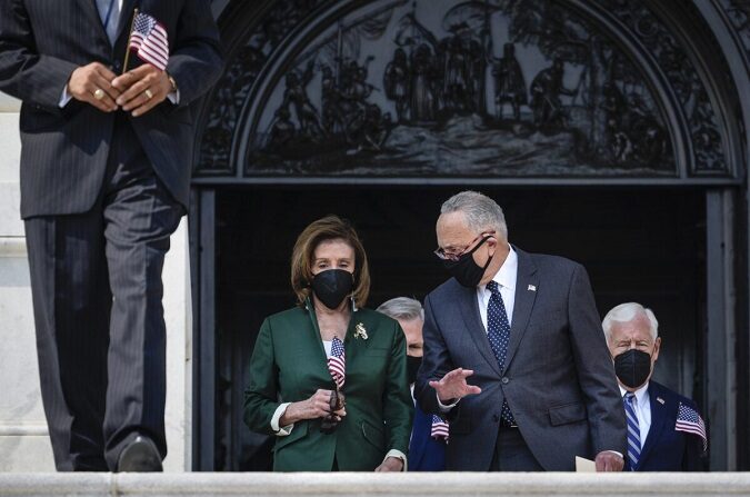 (De izquierda a derecha) La presidenta de la Cámara de Representantes, Nancy Pelosi (D-CA), y el líder de la mayoría del Senado, Chuck Schumer (D-NY), hablan entre sí mientras bajan las escaleras del Capitolio de Estados Unidos en Washington, DC, el 13 de septiembre de 2021. (Drew Angerer/Getty Images)