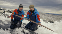 Arqueólogos descubren esquí de madera de hace 1300 años con correas de cuero conservadas por el hielo