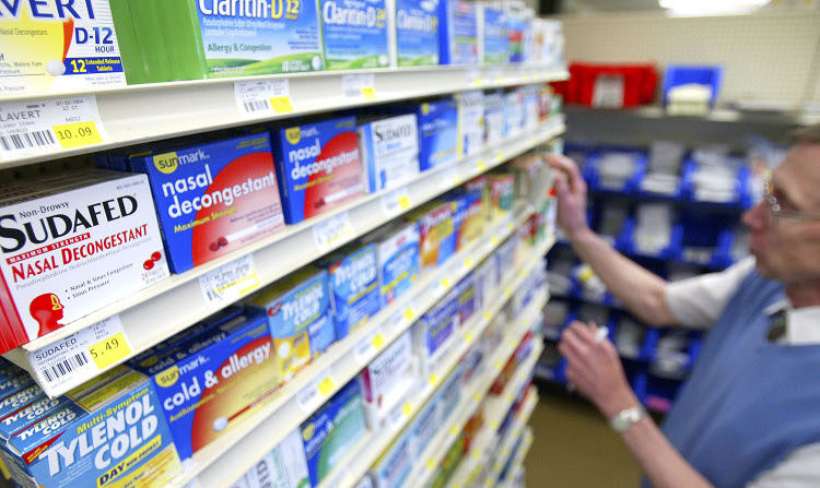 Un farmacéutico almacena medicamentos para el resfriado en una farmacia de Milwaukie, Oregón, en esta foto de archivo. (Craig Mitchelldyer/Getty Images)