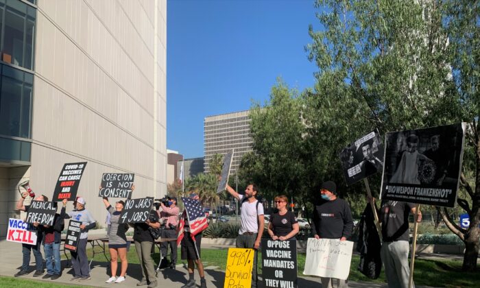 Un grupo de izquierdistas y activistas liberales independientes en California se reunieron el 30 de noviembre para protestar contra la orden de la vacunación contra COVID-19 de LAPD. (Linda Jiang/The Epoch Times)