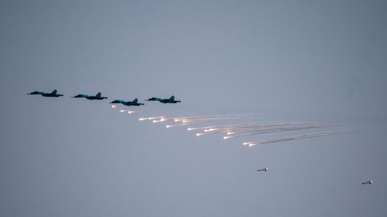 Aviones de combate rusos lanzan bombas sobre la base militar de Ashuluk, en el sur de Rusia, en esta foto de archivo tomada el 22 de septiembre de 2020. (Mitar Dilkoffl/AFP vía Getty Images)