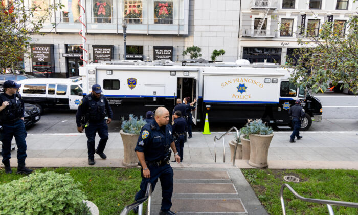 La policía patrulla Union Square en San Francisco el 30 de noviembre de 2021. Las tiendas han aumentado la seguridad en respuesta a un incremento en los robos. (Ethan Swope/Getty Images)