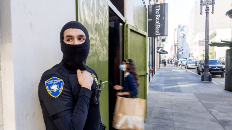 Un guardia de seguridad vigila fuera de la tienda The Real Real cerca de Union Square en San Francisco el 30 de noviembre de 2021. (Ethan Swope/Getty Images)