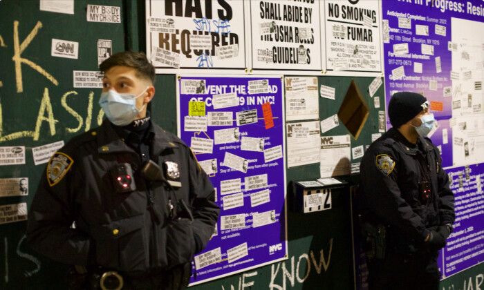Policía fuera de la residencia de Bill de Blasio en Brooklyn, Nueva York, el 8 de diciembre de 2021 (Enrico Trigoso / The Epoch Times)