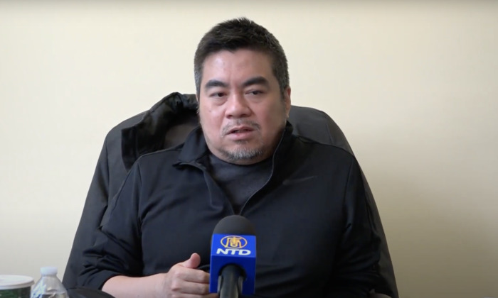 Cheng San, un diseñador estadounidense de juegos, habla en una rueda de prensa en Flushing, Nueva York, el 9 de diciembre de 2021. (NTD)