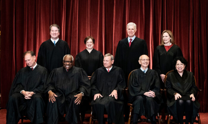 Los magistrados de la Corte Suprema posan para una foto grupal en la Corte Suprema, en Washington, el 23 de abril de 2021. (Erin Schaff-Pool/Getty Images)