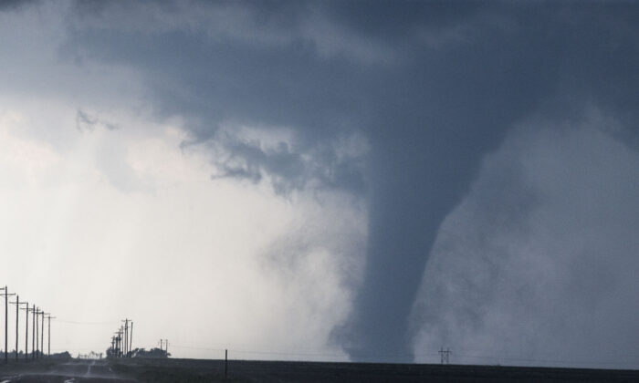 Un tornado se ve al sur de Dodge City, Kansas, moviéndose hacia el norte, el 24 de mayo de 2016. (Brian Davidson/Getty Images)