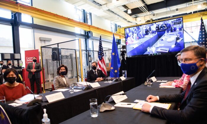 El secretario de Estado, Antony Blinken, (tercero desde la izquierda), la secretaria de Comercio, Gina Raimondo, (segunda desde la izquierda) y la representante comercial, Katherine Tai, (primera desde la izquierda) se reúnen con los comisarios de la Unión Europea, Valdis Dombrovskis, (derecha) y Margrethe Vestager para una mesa redonda virtual del Consejo Inaugural de Comercio y Tecnología entre EE.UU. y la UE, en Pittsburgh, Pensilvania, el 29 de septiembre de 2021. (Nicholas Kamm/AFP a través de Getty Images)