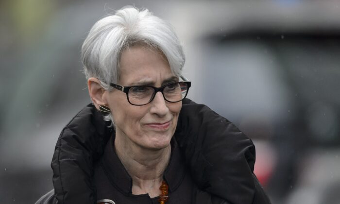 La subsecretaria de Estado para Asuntos Políticos de Estados Unidos, Wendy Sherman, se marcha tras una reunión en Ginebra, Suiza, el 22 de febrero de 2015. (Fabrice Coffrini/AFP vía Getty Images)