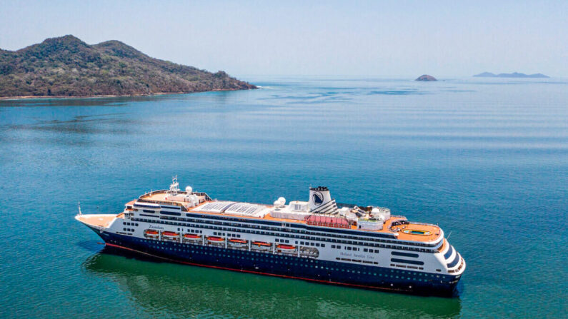 Vista aérea de un crucero de Holland America en una foto de archivo del 27 de marzo de 2020 (Luis Acosta/AFP vía Getty Images)