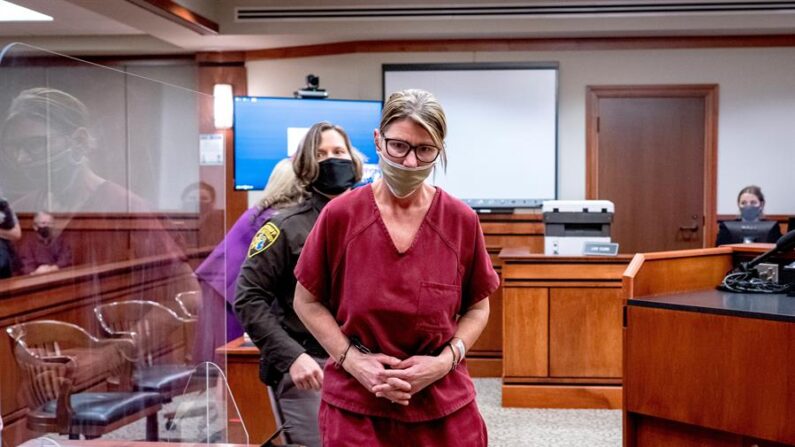 Jennifer Crumbley, madre de Ethan Crumbley, comparece ante una jueza tras haber sido imputada de homicidio involuntario, en Oakland, Michigan (EE.UU.), este 14 de diciembre de 2021. EFE/EPA/Nic Antaya