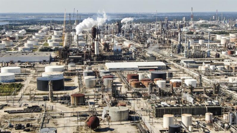 Fotografía de archivo hecha con un dron que muestra el complejo de refinación de petróleo de ExxonMobil en Baytown, Texas, EE.UU. EFE/EPA/Tannen Maury