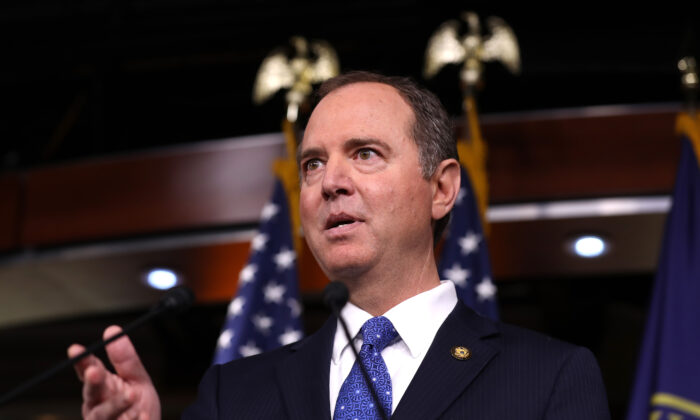 El presidente de Inteligencia de la Cámara de Representantes, Adam Schiff (D-Calif.), ofrece una conferencia de prensa poco después de la publicación del Informe de investigación del juicio de Impeachment de Trump-Ucrania del comité en el Capitolio de Estados Unidos en Washington, el 3 de diciembre de 2019. (Chip Somodevilla/Getty Images)