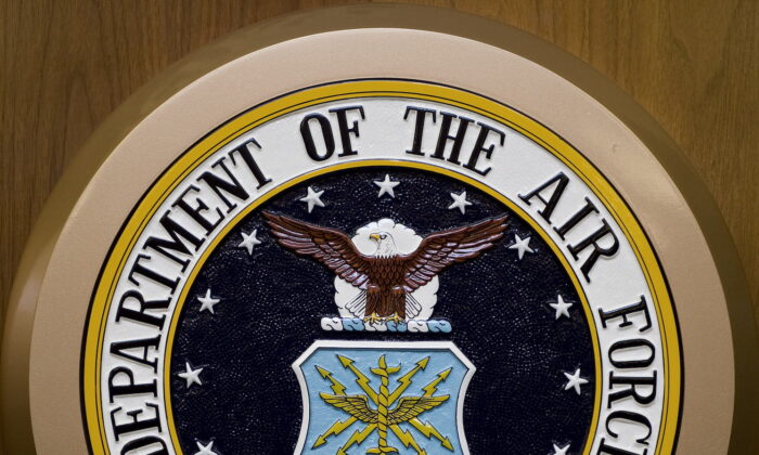 El sello del Departamento de la Fuerza Aérea cuelga de la pared del Pentágono en Washington, el 24 de febrero de 2009. (Paul J. Richards/AFP a través de Getty Images)