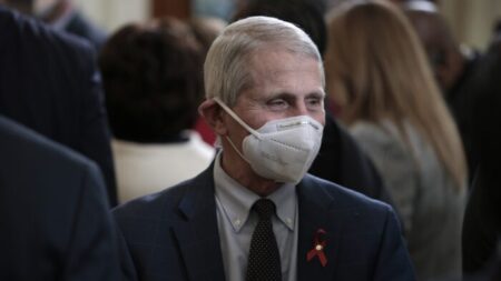 Fauci afirma que habría que seguir usando mascarillas, incluso los vacunados contra COVID-19