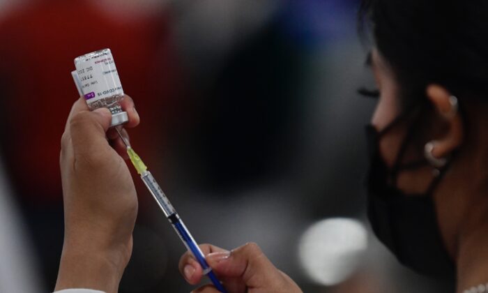 Una enfermera prepara la vacuna anti-COVID de Oxford-AstraZeneca en la Ciudad de México, el 7 de diciembre de 2021. (Pedro Pardo/AFP a través de Getty Images)