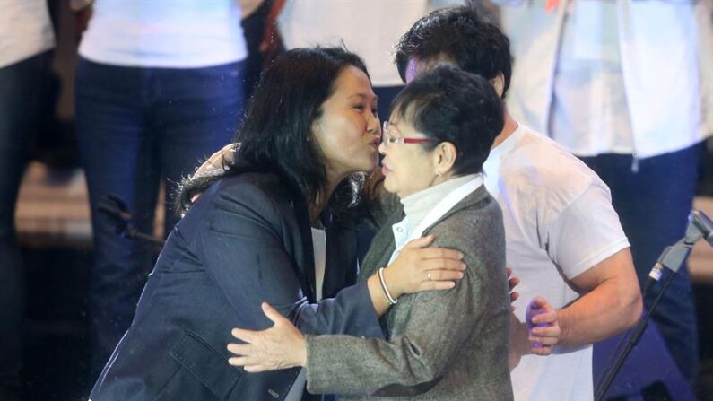 Fotografía de archivo fechada el 2 de junio de 2016 que muestra a la candidata presidencial Keiko Fujimori (i) mientras besa a su madre Susana Higushi (d) durante el cierre de su campaña electoral, en Lima (Perú). EFE/ Ernesto Arias