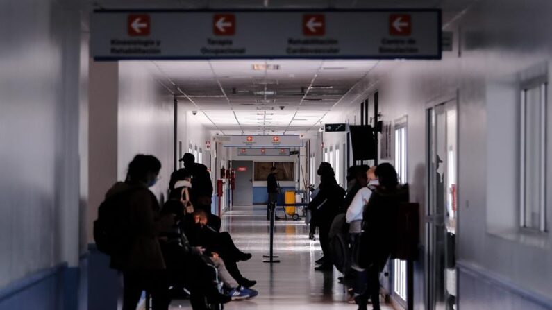 Varias personas esperan en una sala, en el Hospital de la Provincia de Buenos Aires (Argentina), en una fotografía de archivo. EFE/Juan Ignacio Roncoroni