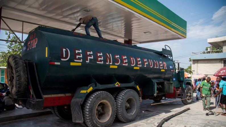 Fotografía de archivo en la que se registró un camión cisterna en la refinería de petróleos de Puerto Príncipe (Haití). EFE/Jean Marc Herve