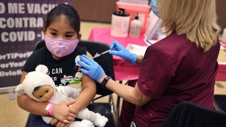 La estudiante de primer grado, Rihanna Chihuaque, de siete años, recibe la vacuna contra COVID-19 en el Instituto Arturo Velásquez el 12 de noviembre de 2021 en Chicago, Illinois. (Scott Olson/Getty Images)