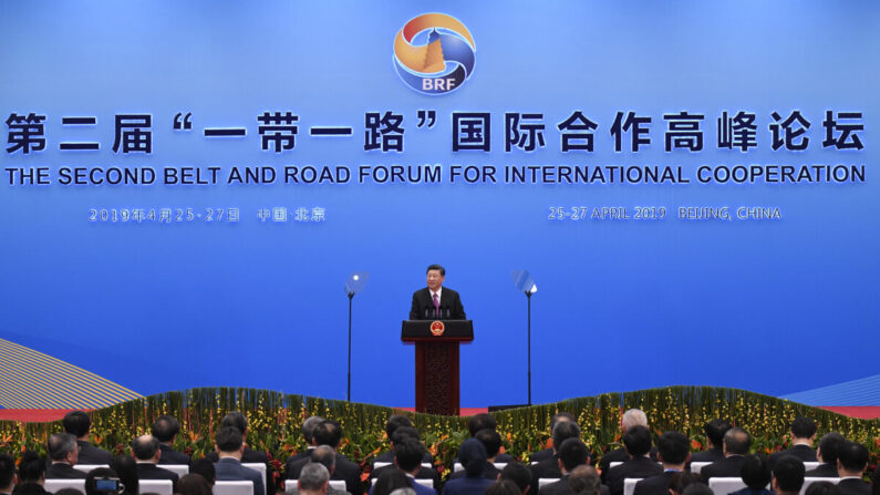 El líder chino Xi Jinping da un discurso en una conferencia de prensa después del Foro de la Franja y la Ruta en el Centro Nacional de Convenciones de China en Beijing, China, el 27 de abril de 2019. (Wang Zhao/Getty Images)
