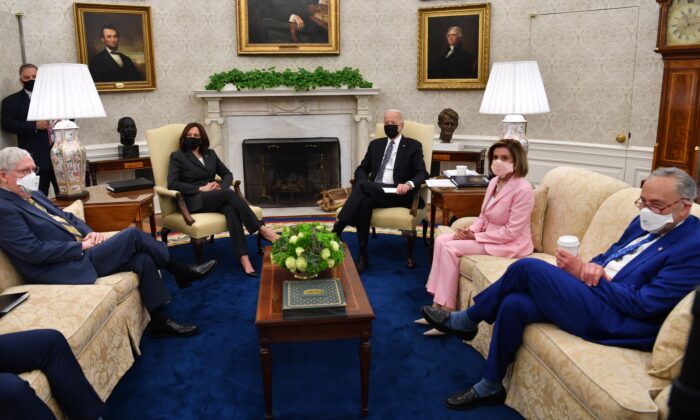 El presidente de EE. UU., Joe Biden (3º dcha.), y la vicepresidenta Kamala Harris (i) se reúnen con miembros de la dirección del Congreso, entre ellos el líder de la mayoría del Senado, Chuck Schumer (dcha.), la presidenta de la Cámara de Representantes, Nancy Pelosi (2º dcha.), y el líder de la minoría del Senado, Mitch McConnell, para debatir sobre áreas políticas de mutuo acuerdo en el Despacho Oval de la Casa Blanca el 12 de mayo de 2021. (Nicholas Kamm/AFP vía Getty Images)