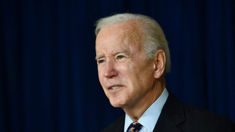 El presidente Joe Biden habla sobre el sistema de tormentas mortales que azotó a varios estados, en Wilmington, Delaware, el 11 de diciembre de 2021. (Mandel Ngan/AFP a través de Getty Images)