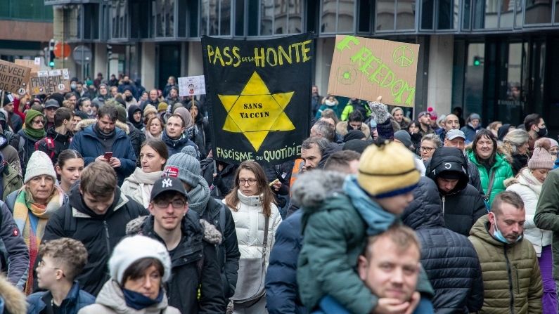 La imagen de la ilustración muestra una protesta contra el pase sanitario (Marche pour la Liberte Acte 2 - Mars voor Vrijheid Act 2) y otras medidas de COVID-19, en Bruselas, el domingo 5 de diciembre de 2021. (NICOLAS MAETERLINCK/BELGA MAG/AFP vía Getty Images)