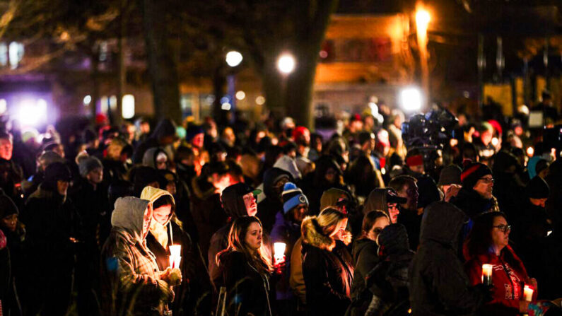 La gente asiste a una vigilia con velas en Cutler Park en Waukesha, Wisconsin, el 22 de noviembre de 2021. (Mustafa Hussain/AFP vía Getty Images)