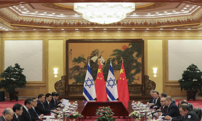 El primer ministro chino Li Keqiang (4° izq.) se reúne con el primer ministro de Israel, Benjamin Netanyahu (3° der.), en el Gran Salón del Pueblo, en Beijing, China, el 20 de marzo de 2017. (Lintao Zhang/Pool/Getty Images)
