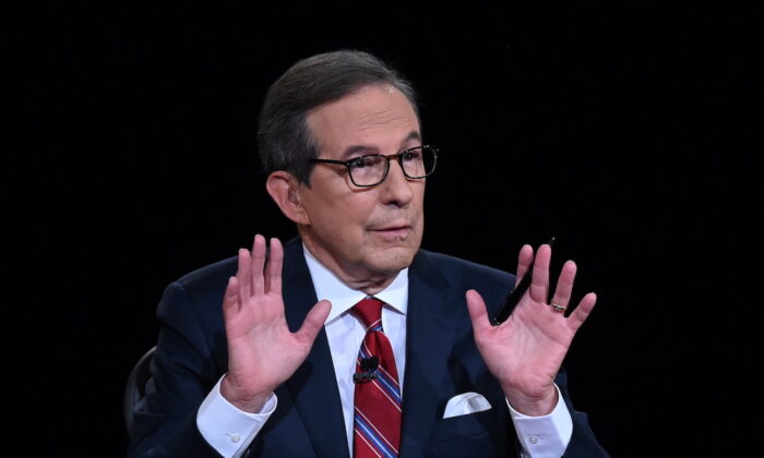 El moderador de debates y presentador de Fox News, Chris Wallace, dirige el primer debate presidencial entre el expresidente Donald Trump y el entonces candidato presidencial demócrata Joe Biden en el Campus de Educación para la Salud de la Universidad Case Western Reserve en Cleveland, Ohio, el 29 de septiembre de 2020. (Olivier Douliery-Pool/Getty Images)