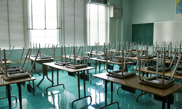 Un aula vacía se ve en la Escuela Secundaria de Hollywood en Hollywood, California, el 13 de agosto de 2020. (Rodin Eckenroth/Getty Images)