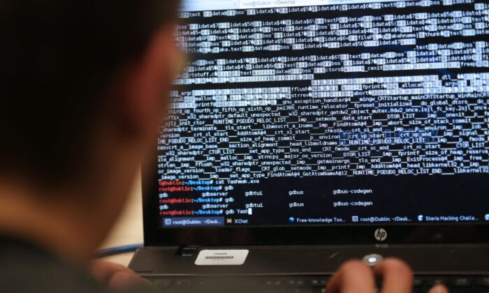 Un estudiante de ingeniería participa en una competencia de hackeo cerca de París, el 16 de marzo de 2013. (Thomas Samson/AFP vía Getty Images)
