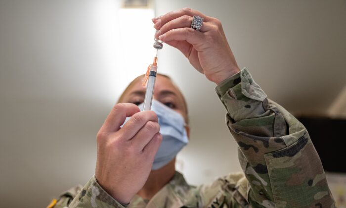 Un militar prepara una vacuna COVID-19 en Fort Knox, Kentucky, el 9 de septiembre de 2021. (Jon Cherry/Getty Images)