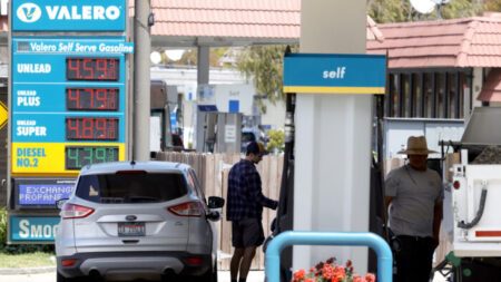 Precio de la gasolina baja un centavo mientras el petróleo cae 15 dólares en el último mes