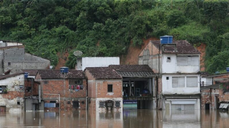 Fotografía cedida por el gobierno de Bahía, que muestra una inundación causada por las fuertes lluvias que azotan el estado de Bahía, en el noreste de Brasil. (EFE/Camila Souza/GOVBA)

