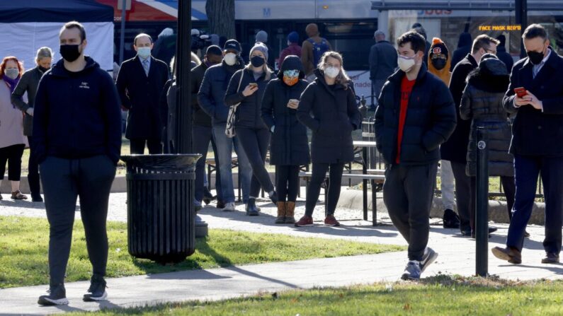 La gente hace fila para hacerse las pruebas de COVID-19 en Washington el 20 de diciembre de 2021. (Chip Somodevilla/Getty Images)