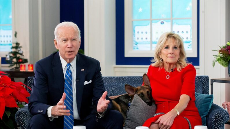 El presidente de Estados Unidos, Joe Biden (izq.) y su esposa, Jill Biden, este sábado durante una transmisión en vivo, en la Casa Blanca, en Washington, D.C. (EFE/Michael Reynolds)