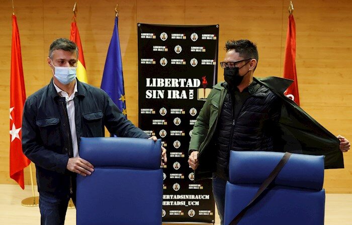El opositor venezolano Leopoldo López y el actor y dramaturgo cubano Yunior García, a su llegada a la conferencia que ofrecieron este lunes en la Universidad Complutense de Madrid. EFE/ Mariscal
