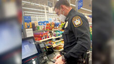 Mujer recibe ayuda de un policía en Walmart tras quedarse sin dinero para alimentar a sus hijos