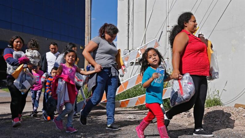 Fotografía de archivo de mujeres ilegales con niños tras ser rescatados en la frontera con México. EFE/Larry W. Smith