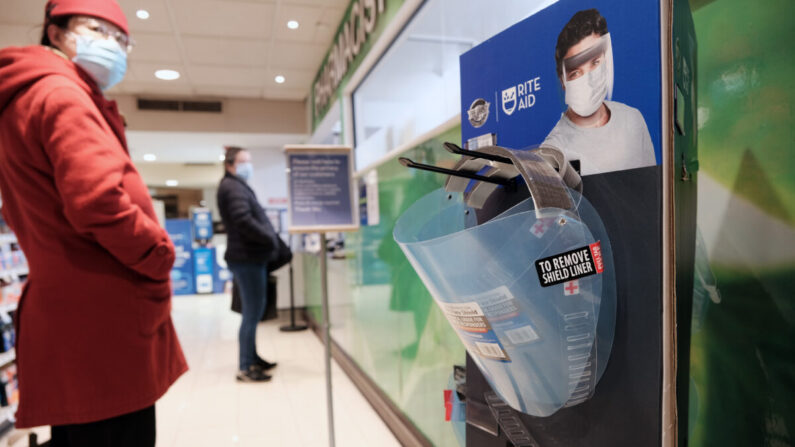 Protectores faciales a la venta en una farmacia en la ciudad de Nueva York el 9 de diciembre de 2021. (Spencer Platt/Getty Images)